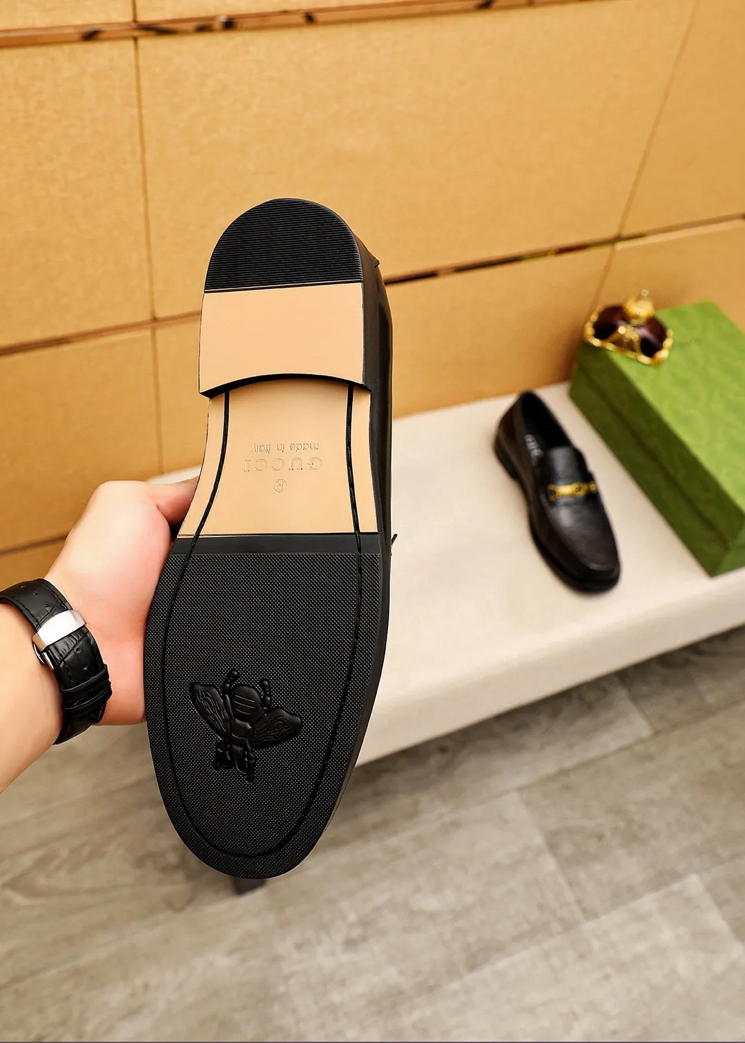 Men's shoes 💰460 💐 Product trademark: GUCCI "Gucci" casual leather shoes Regular size: 38-44 (45🉑️customized) Product materials: Selected imported first-layer calfskin embossed upper + luxury hardware buckle, imported water-dyed cow leather lining. Strong three-dimensional visual effect, original combination outsole Color: 4⃣️colors available